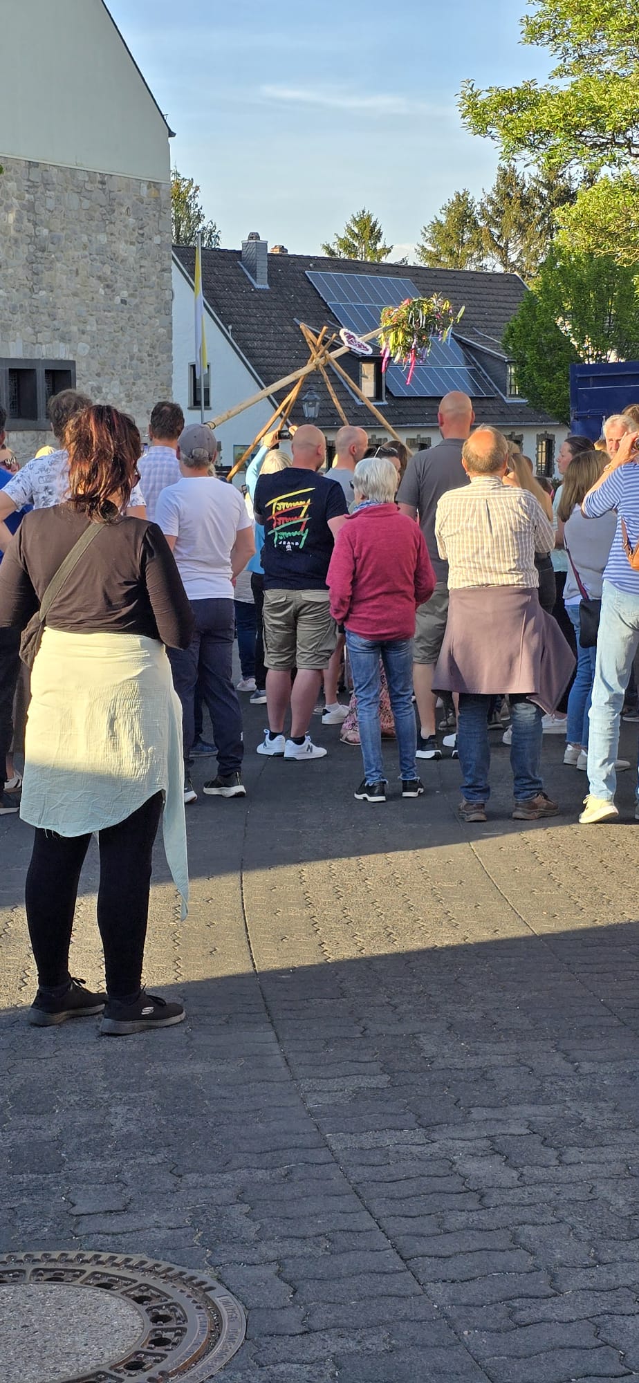 Helfer richten den Maibaum auf, Ittenbach 2025