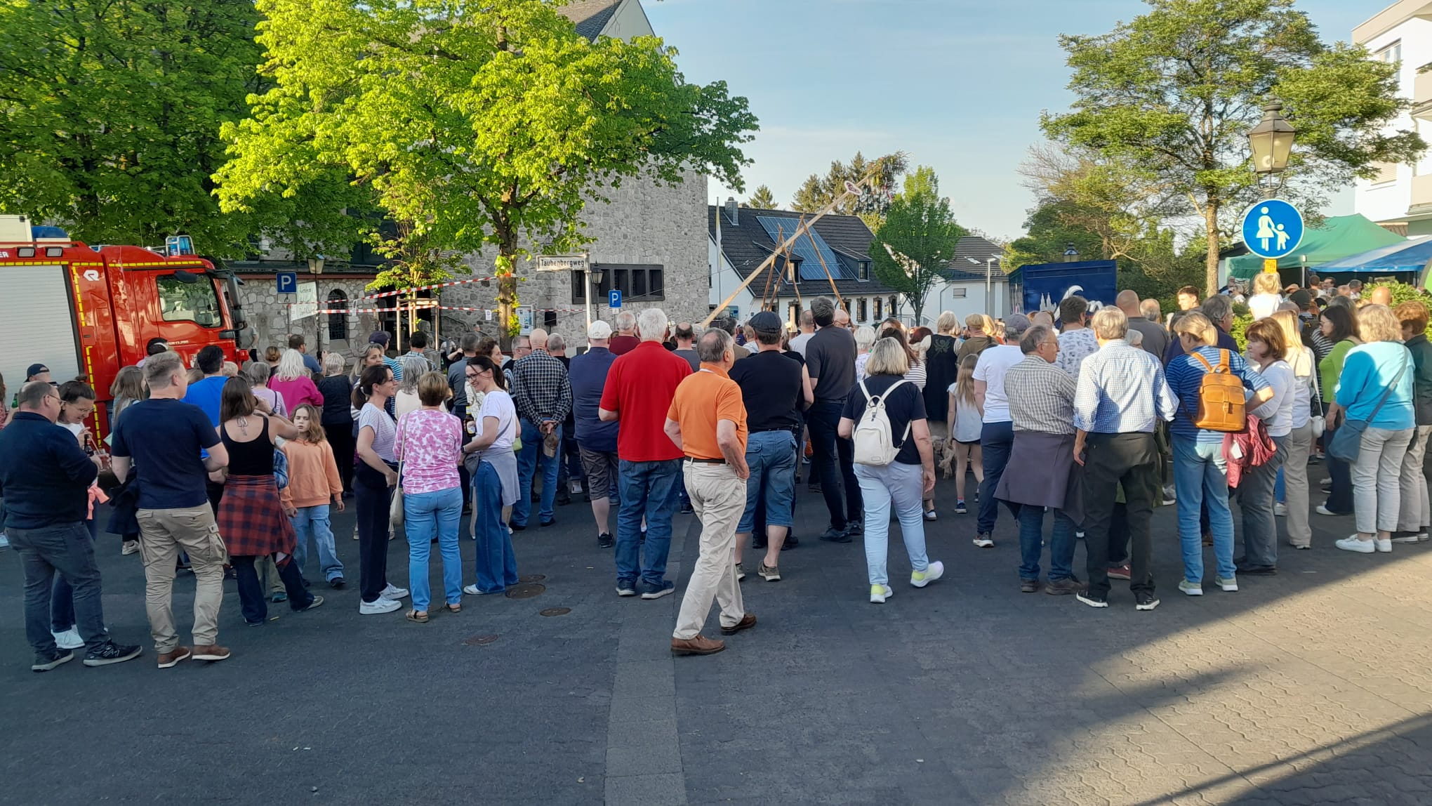 Festlich geschmückter Maibaum vor der katholischen Kirche in Ittenbach, 30. April 2025